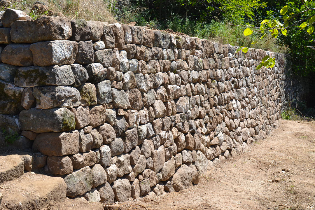 Mur en pierre sèche, valorisation de matériaux sains et durables dans le paysage. Mur en pierre sèche, valorisation de matériaux sains et durables dans le paysage.